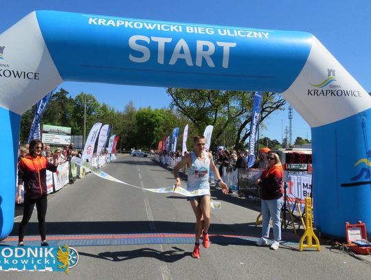 Zawodnicy biegu ulicznego na trasie w Krapkowicach podczas 42. edycji imprezy z dopingiem kibiców