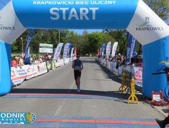 Zawodnicy biegu ulicznego na trasie w Krapkowicach podczas 42. edycji imprezy z dopingiem kibiców