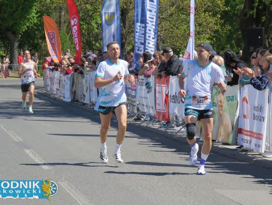 Zawodnicy biegu ulicznego na trasie w Krapkowicach podczas 42. edycji imprezy z dopingiem kibiców
