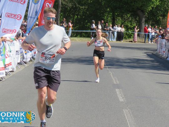 Zawodnicy biegu ulicznego na trasie w Krapkowicach podczas 42. edycji imprezy z dopingiem kibiców