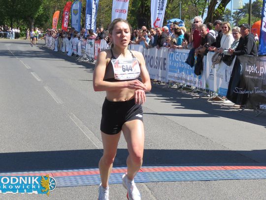 Zawodnicy biegu ulicznego na trasie w Krapkowicach podczas 42. edycji imprezy z dopingiem kibiców