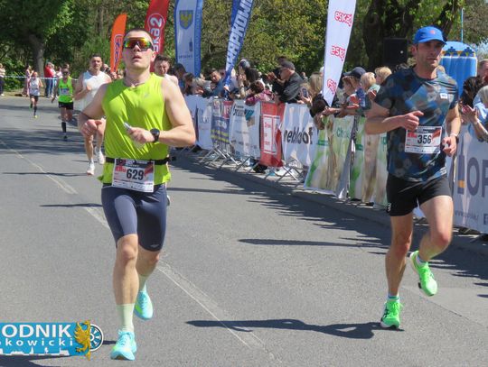 Zawodnicy biegu ulicznego na trasie w Krapkowicach podczas 42. edycji imprezy z dopingiem kibiców