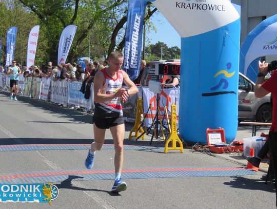 Zawodnicy biegu ulicznego na trasie w Krapkowicach podczas 42. edycji imprezy z dopingiem kibiców