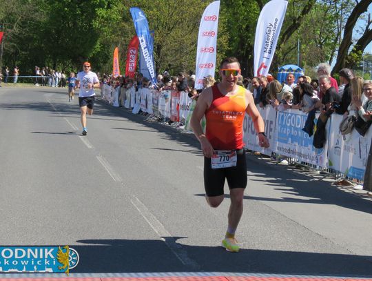 Zawodnicy biegu ulicznego na trasie w Krapkowicach podczas 42. edycji imprezy z dopingiem kibiców