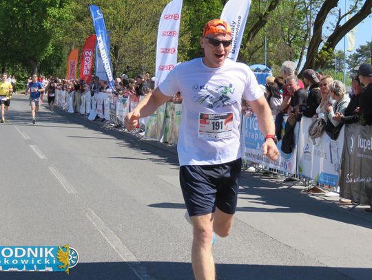 Zawodnicy biegu ulicznego na trasie w Krapkowicach podczas 42. edycji imprezy z dopingiem kibiców