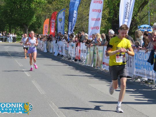 Zawodnicy biegu ulicznego na trasie w Krapkowicach podczas 42. edycji imprezy z dopingiem kibiców