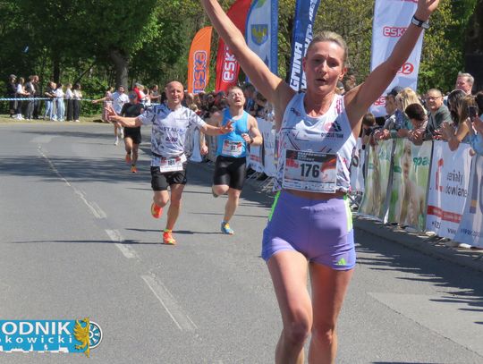 Zawodnicy biegu ulicznego na trasie w Krapkowicach podczas 42. edycji imprezy z dopingiem kibiców