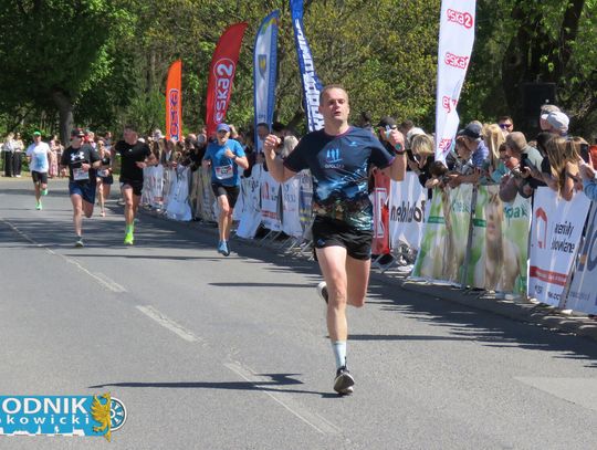 Zawodnicy biegu ulicznego na trasie w Krapkowicach podczas 42. edycji imprezy z dopingiem kibiców