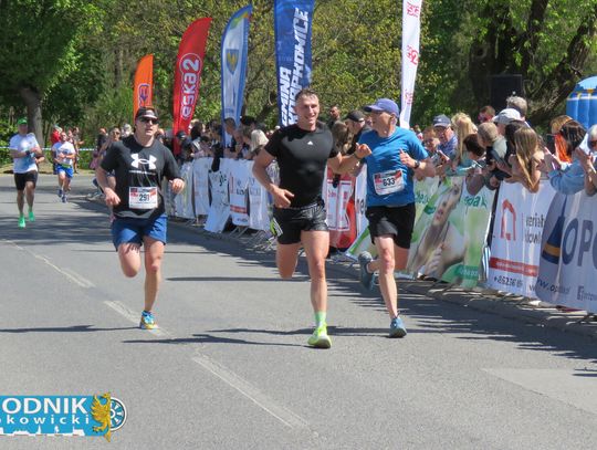 Zawodnicy biegu ulicznego na trasie w Krapkowicach podczas 42. edycji imprezy z dopingiem kibiców