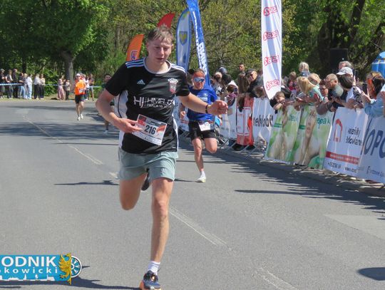 Zawodnicy biegu ulicznego na trasie w Krapkowicach podczas 42. edycji imprezy z dopingiem kibiców
