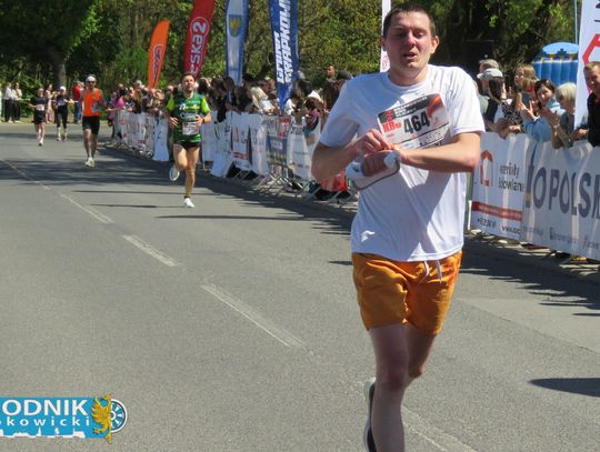 Zawodnicy biegu ulicznego na trasie w Krapkowicach podczas 42. edycji imprezy z dopingiem kibiców