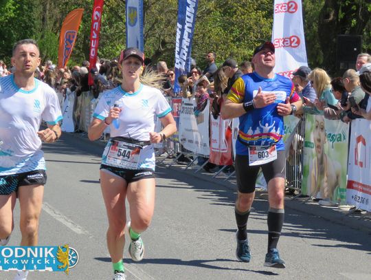 Zawodnicy biegu ulicznego na trasie w Krapkowicach podczas 42. edycji imprezy z dopingiem kibiców