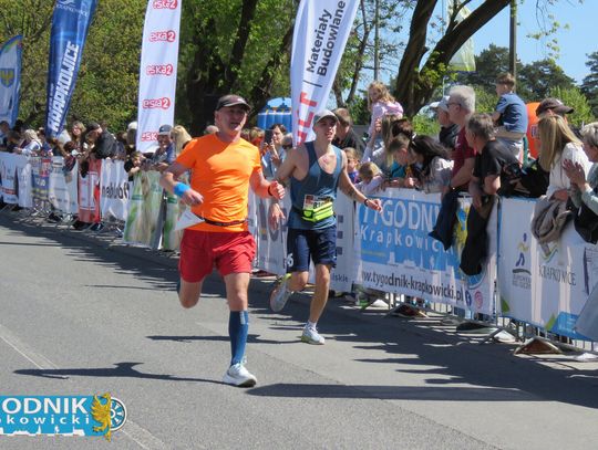 Zawodnicy biegu ulicznego na trasie w Krapkowicach podczas 42. edycji imprezy z dopingiem kibiców