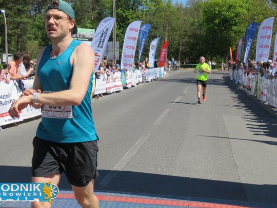 Zawodnicy biegu ulicznego na trasie w Krapkowicach podczas 42. edycji imprezy z dopingiem kibiców