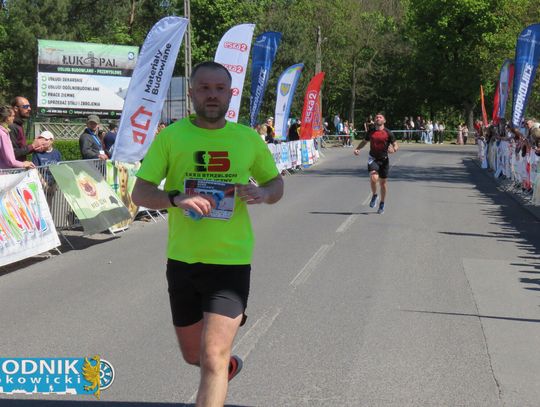 Zawodnicy biegu ulicznego na trasie w Krapkowicach podczas 42. edycji imprezy z dopingiem kibiców