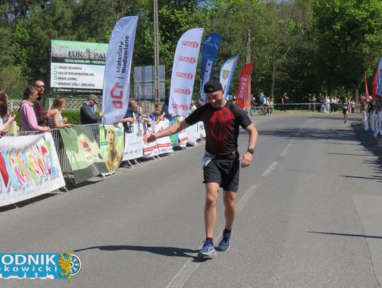 Zawodnicy biegu ulicznego na trasie w Krapkowicach podczas 42. edycji imprezy z dopingiem kibiców