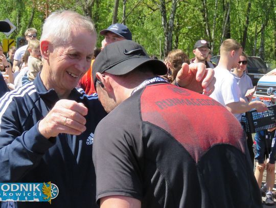 Zawodnicy biegu ulicznego na trasie w Krapkowicach podczas 42. edycji imprezy z dopingiem kibiców