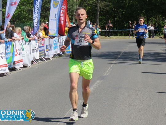Zawodnicy biegu ulicznego na trasie w Krapkowicach podczas 42. edycji imprezy z dopingiem kibiców