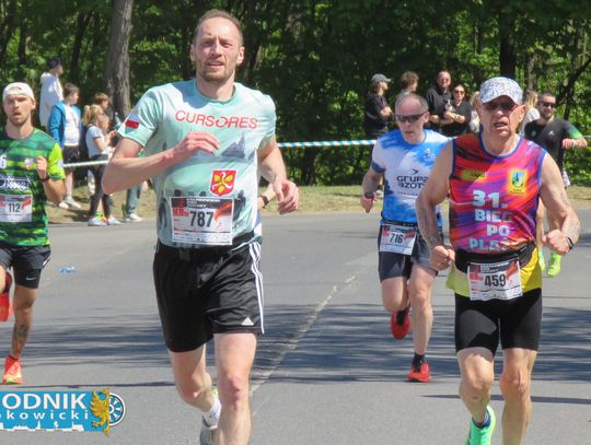 Zawodnicy biegu ulicznego na trasie w Krapkowicach podczas 42. edycji imprezy z dopingiem kibiców