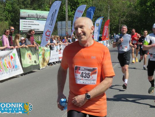 Zawodnicy biegu ulicznego na trasie w Krapkowicach podczas 42. edycji imprezy z dopingiem kibiców