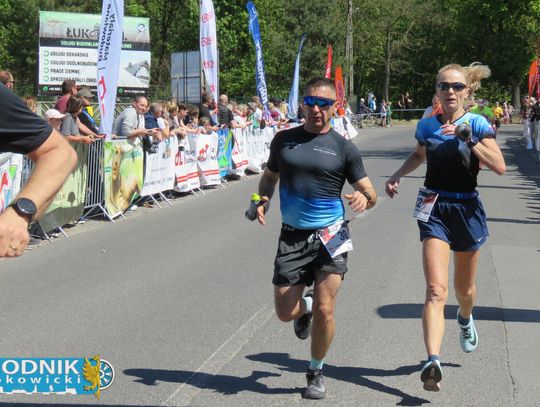 Zawodnicy biegu ulicznego na trasie w Krapkowicach podczas 42. edycji imprezy z dopingiem kibiców