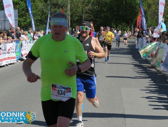 Zawodnicy biegu ulicznego na trasie w Krapkowicach podczas 42. edycji imprezy z dopingiem kibiców