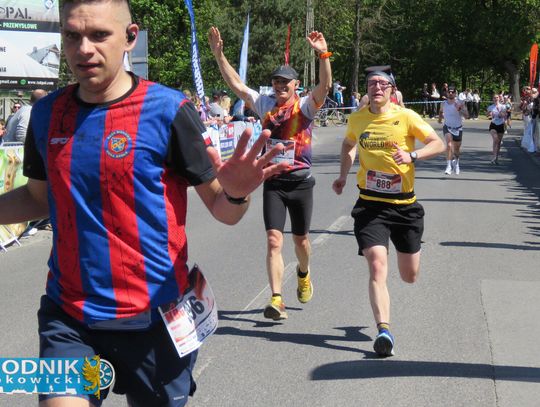 Zawodnicy biegu ulicznego na trasie w Krapkowicach podczas 42. edycji imprezy z dopingiem kibiców