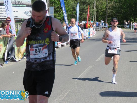 Zawodnicy biegu ulicznego na trasie w Krapkowicach podczas 42. edycji imprezy z dopingiem kibiców