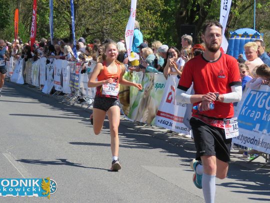 Zawodnicy biegu ulicznego na trasie w Krapkowicach podczas 42. edycji imprezy z dopingiem kibiców