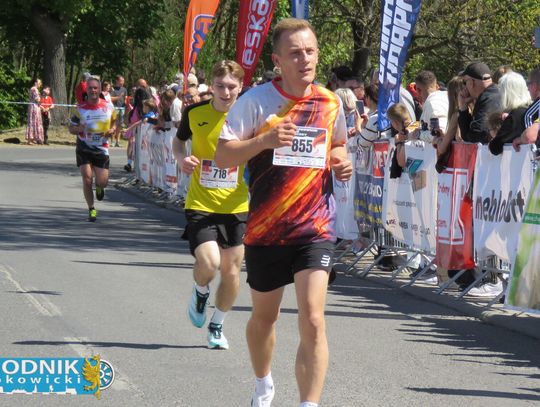 Zawodnicy biegu ulicznego na trasie w Krapkowicach podczas 42. edycji imprezy z dopingiem kibiców