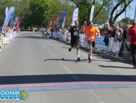 Zawodnicy biegu ulicznego na trasie w Krapkowicach podczas 42. edycji imprezy z dopingiem kibiców