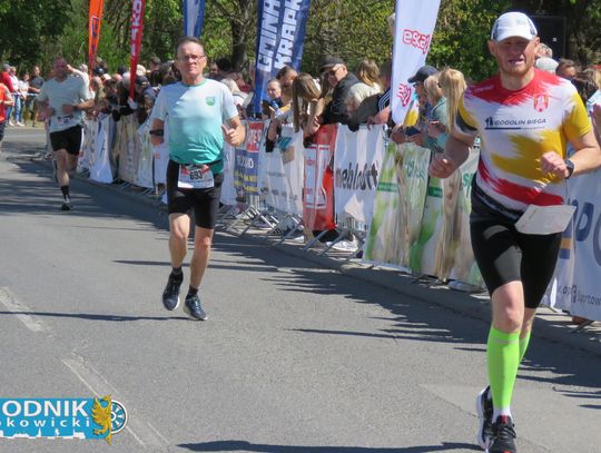 Zawodnicy biegu ulicznego na trasie w Krapkowicach podczas 42. edycji imprezy z dopingiem kibiców