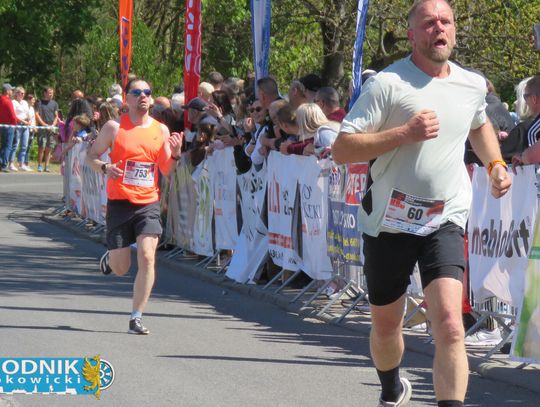 Zawodnicy biegu ulicznego na trasie w Krapkowicach podczas 42. edycji imprezy z dopingiem kibiców