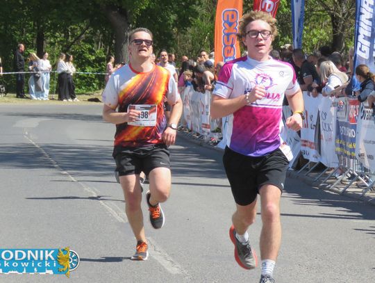 Zawodnicy biegu ulicznego na trasie w Krapkowicach podczas 42. edycji imprezy z dopingiem kibiców