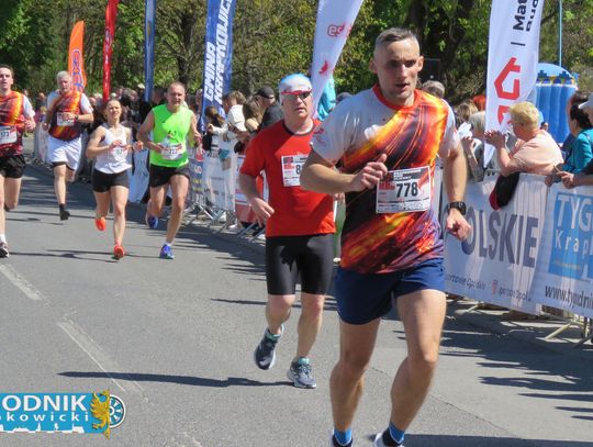 Zawodnicy biegu ulicznego na trasie w Krapkowicach podczas 42. edycji imprezy z dopingiem kibiców