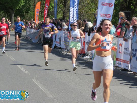 Zawodnicy biegu ulicznego na trasie w Krapkowicach podczas 42. edycji imprezy z dopingiem kibiców