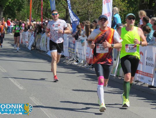 Zawodnicy biegu ulicznego na trasie w Krapkowicach podczas 42. edycji imprezy z dopingiem kibiców