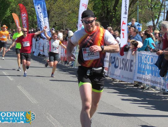 Zawodnicy biegu ulicznego na trasie w Krapkowicach podczas 42. edycji imprezy z dopingiem kibiców