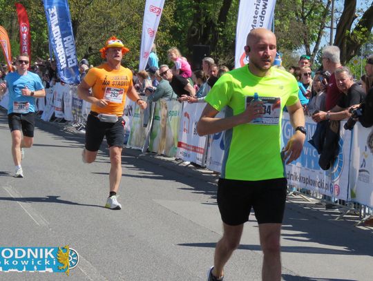 Zawodnicy biegu ulicznego na trasie w Krapkowicach podczas 42. edycji imprezy z dopingiem kibiców