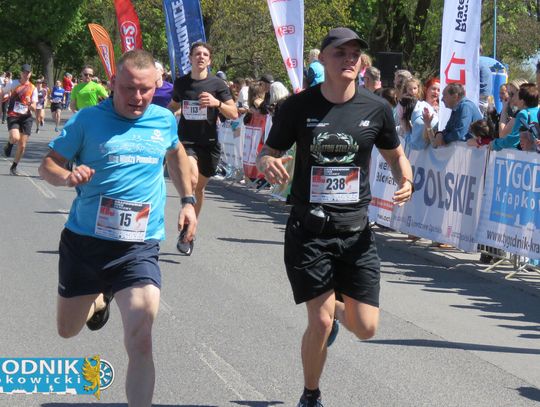 Zawodnicy biegu ulicznego na trasie w Krapkowicach podczas 42. edycji imprezy z dopingiem kibiców