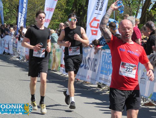 Zawodnicy biegu ulicznego na trasie w Krapkowicach podczas 42. edycji imprezy z dopingiem kibiców