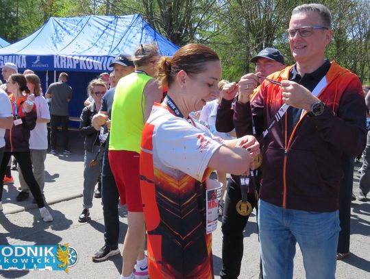 Zawodnicy biegu ulicznego na trasie w Krapkowicach podczas 42. edycji imprezy z dopingiem kibiców