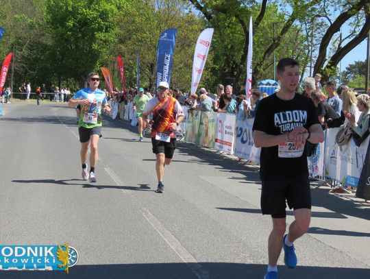 Zawodnicy biegu ulicznego na trasie w Krapkowicach podczas 42. edycji imprezy z dopingiem kibiców
