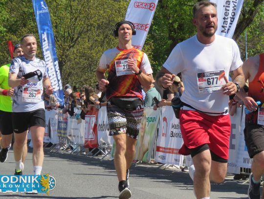 Zawodnicy biegu ulicznego na trasie w Krapkowicach podczas 42. edycji imprezy z dopingiem kibiców