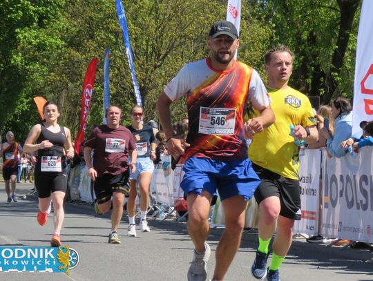 Zawodnicy biegu ulicznego na trasie w Krapkowicach podczas 42. edycji imprezy z dopingiem kibiców