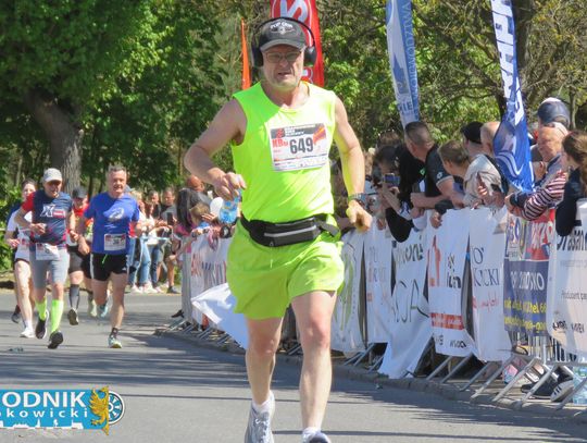 Zawodnicy biegu ulicznego na trasie w Krapkowicach podczas 42. edycji imprezy z dopingiem kibiców