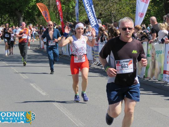 Zawodnicy biegu ulicznego na trasie w Krapkowicach podczas 42. edycji imprezy z dopingiem kibiców