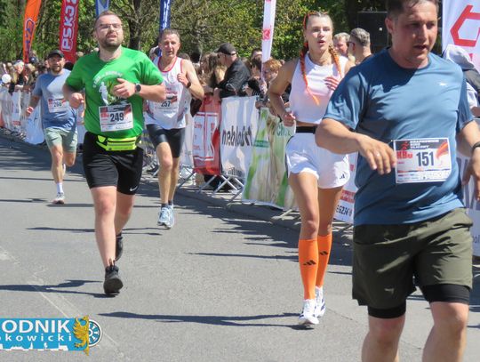 Zawodnicy biegu ulicznego na trasie w Krapkowicach podczas 42. edycji imprezy z dopingiem kibiców
