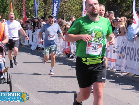 Zawodnicy biegu ulicznego na trasie w Krapkowicach podczas 42. edycji imprezy z dopingiem kibiców