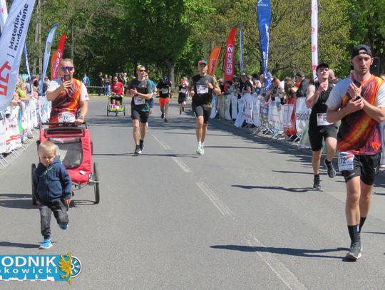 Zawodnicy biegu ulicznego na trasie w Krapkowicach podczas 42. edycji imprezy z dopingiem kibiców